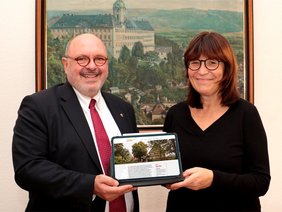 Bürgermeister Jörg Reichl und die Fachdienstleiterin Kultur, Jugend, Tourismus und Sport Petra Rottschalk präsentieren die neue Internetseite der Thüringer Bauernhäuser. Foto: Tom Demuth