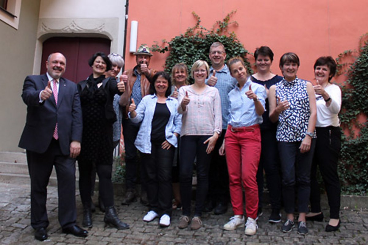 Die Thüringer Porzellanstraße traf sich in Rudolstadt. Im Vorstand (v.l.): Jörg Reichl, Bürgermeister Rudolstadt, Dr. Ulrike Kaiser, Direktorin Stiftung Leuchtenburg & Vereinsvorsitzende, Sven-Erik Hitzer, Stifter & Ideengeber der Stiftung Leuchtenburg. Foto: Stiftung Leuchtenburg
