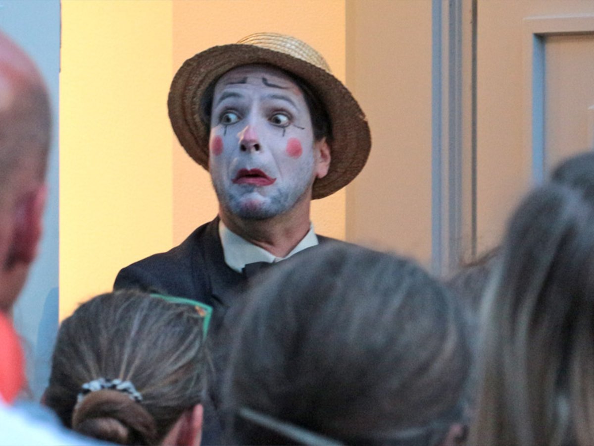 Christian Schröter vom theater-spiel-laden Rudolstadt führte als clownesker Pantomime durch das Festivalprogramm. Foto: Tom Demuth