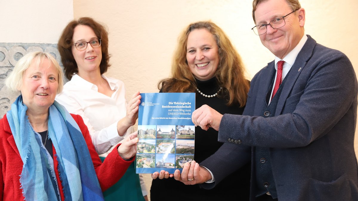 STSG-Direktorin Dr. Doris Fischer und die Bearbeiterinnen PD Dr. Astrid Ackermann und Claudia Schönfeld M.A. (v.l.n.r.) übergeben das Buch zum Welterbe-Vorhaben an Ministerpräsident Bodo Ramelow, Foto: Thüringer Staatskanzlei, Bernd Edelmann