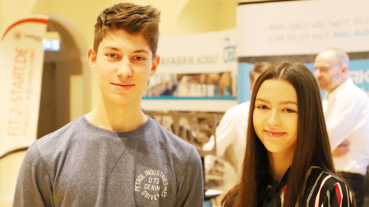 Die Schüler Julian Müller und Chantal Schalla präsentierten in Rudolstadt das Ergebnis ihrer Seminarfacharbeit. Foto: Michael Wirkner