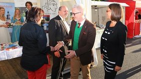 Begrüßung am Rudolstädter Info-Stadt (v.l.n.r) Sabine Christophersen, Bürgermeister Jörg Reichl, der Chef der Staatskanzlei Prof. Dr. Benjamin-Immanuel Hoff und Dr. Babette Winter, Kulturstaatssekretärin Thüringens. Foto: Alexander Stemplewitz