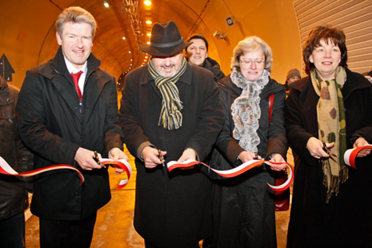 Markus Brämer, Leiter des Landesamtes für Bau und Verkehr, Jörg Reichl, Bürgermeister der Stadt Rudolstadt, Dr. Marion Eich-Born, Staatssekretärin für Bau, Landesentwicklung und Verkehr und Marion Philipp, Landrätin des Landkreises Saalfeld-Rudolstadt bei der Verkehrsfreigabe des Pörzbergtunnels. (v.l.n.r.)