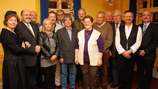 Schauspielerin Verena Blankenburg als Schillers Schwiegermutter, Bürgermeister Jörg Reichl (links) und Stadtratsvorsitzender Herbert Wirkner (rechts) mit den Preisträgern des Ehrenamtspreises der Stadt Rudolstadt im Schillerhaus