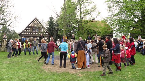 Tanz um die Tanzlinde zum Frühlingsfest in den Thüringer Bauernhäusern 2014 nachdem die Linde gepflanzt wurde. Foto: Astrid von Killisch-Horn