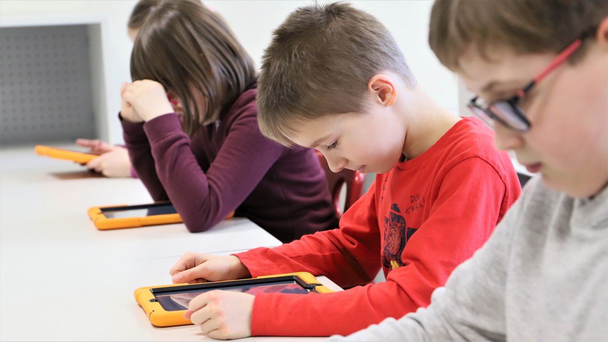 Schüler der Westschule erforschen die neue digitale Unterrichtsform am Tablet.