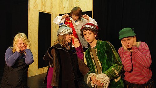 Foto: Nadine, Joana, Victor, Carl und Natalie aus dem Theaterjugendclub