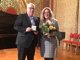 Harmut Gerlach bekam die „Thüringer Rose“ auf der Wartburg von Heike Werner, Thüringer Ministerin für Arbeit, Soziales, Gesundheit, Frauen und Familie überreicht.
