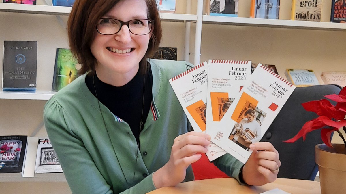 Bibliotheksleiterin Dr. Annelie Carslake mit den Programmflyern der Stadtbibliothek. Foto: Stadt Rudolstadt