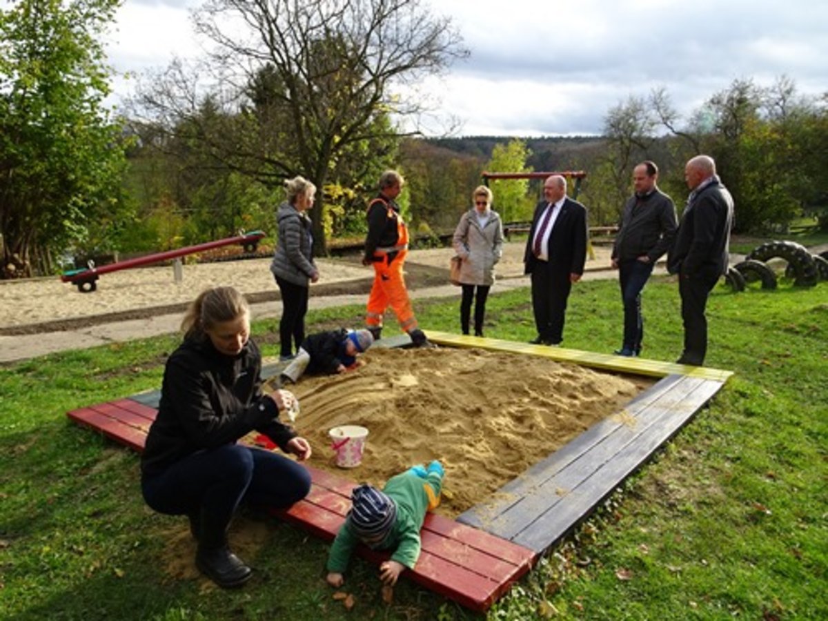 Der neugestaltete Spielplatz-Sandkasten wurde auch gleich von jüngsten Einwohnern in Beschlag genommen. Foto: Frank M. Wagner