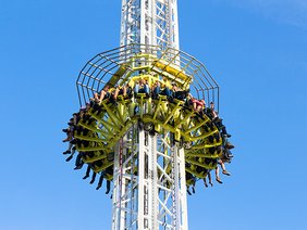 Die Hauptattraktion auf Thüringens größtem Volksfest ist in diesem Jahr der 80 Meter hohe Freifallturm "Skyfall". Foto: Michael Goetzke