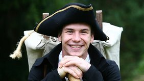 Als Buckelapotheker berichtet Oliver Bergmann in den Thüringer Bauernhäusern über "Gauner, Grausen und Gespenster". Foto: Martin Gerlach