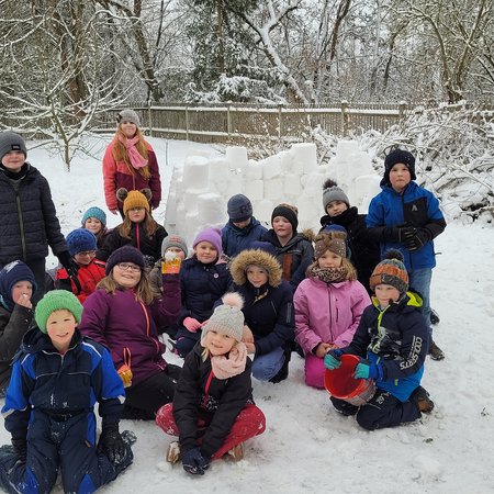 Gruppenfoto der Schneehöhlenbaumeister/innen