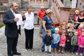  Bürgermeister Jörg Reichl mit Leiterin Beatrix Schlegel während der feierlichen Übergabe. (Foto: Alexander Stemplewitz)