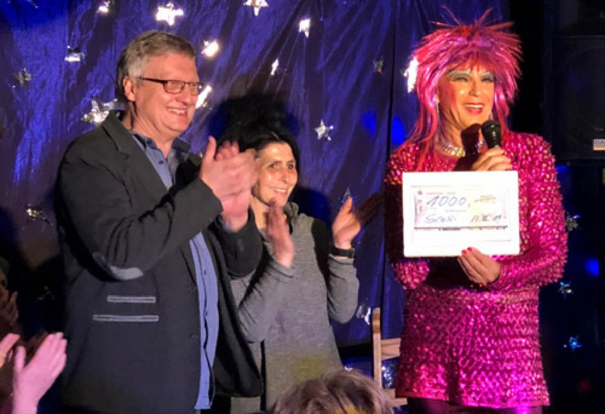 Der Travestie-Künstler Scotti (rechts) übergab Veranstaltungsreferent Frank Grünert und Silke Pohl vom Team der Thüringer Bauernhäuser einen Scheck über 1.000 Euro. Foto: Silvana Schottka