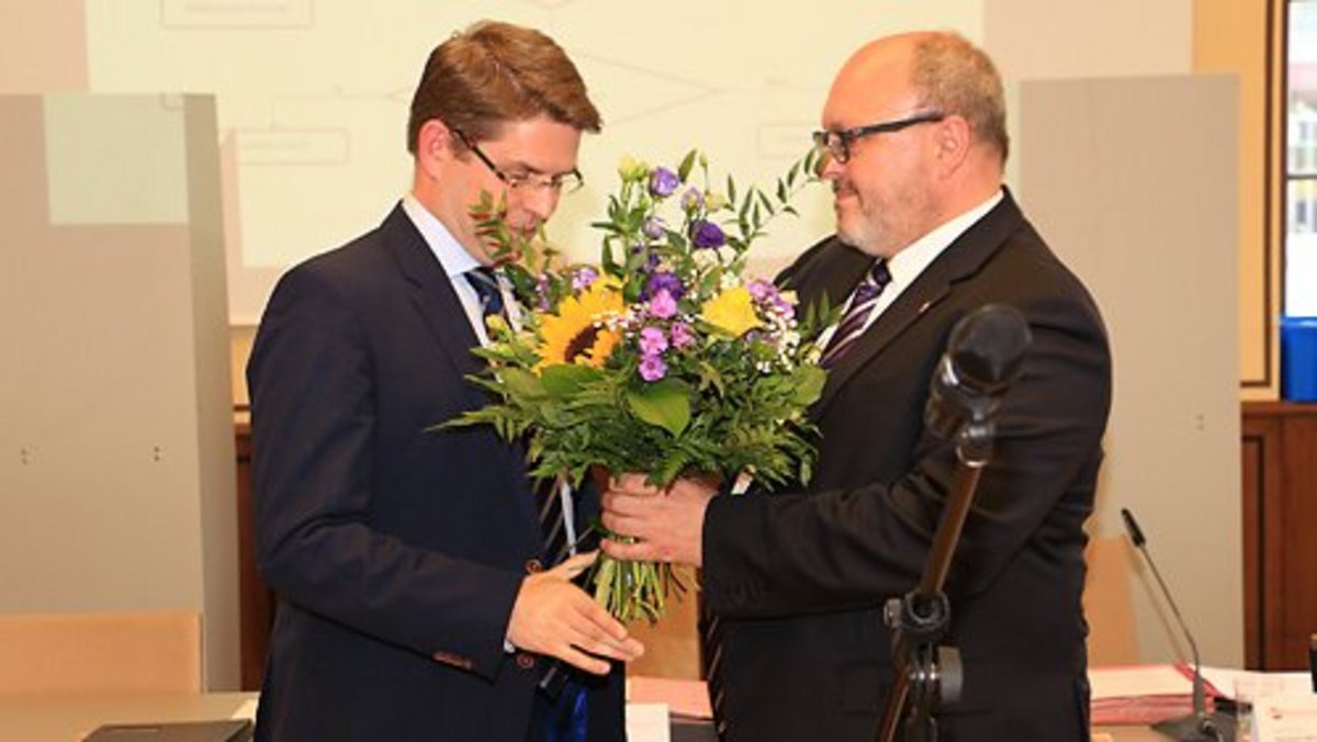 Bürgermeister Jörg Reichl (rechts) gratuliert Mirko Schreiber zur Wahl des ersten Beigeordneten der Stadt Rudolstadt. Foto: Alexander Stemplewitz