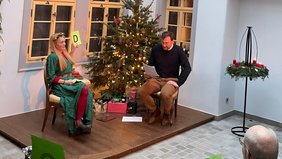 Klaudia Raabe bei der weihnachtlichen Rätselrunde im Schillerhaus Foto: Pascal Menn