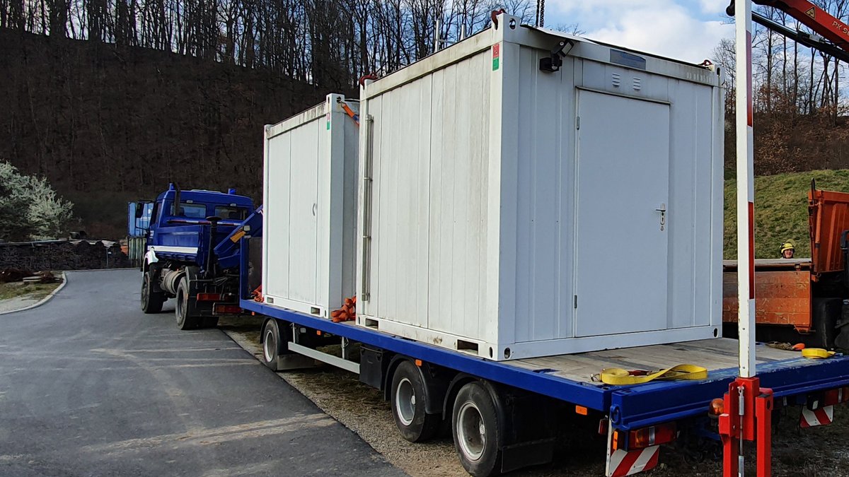 Die beiden Feuerwehr-Lagercontainer auf dem THW-Transportgespann. Foto: THW  Ortsverband Rudolstadt/Saalfeld