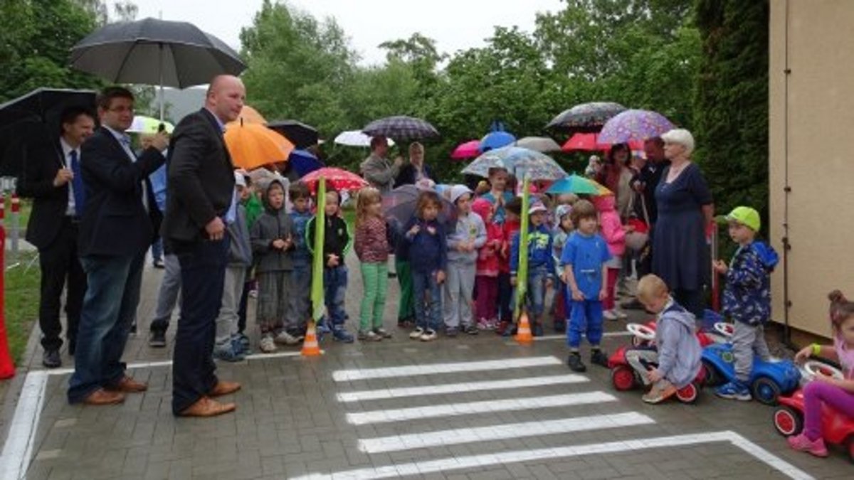 Die Knirpse freuen sich über ihren neuen Verkehrsgarten. Bei der Einweihung mit dabei (v.l.n.r.) Christian Engel von der EVR, der 1. Beigeordnete Mirko Schreiber und DRK-Kreisvorsitzender Matthias Schmidt. Foto: Frank M. Wagner