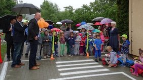 Die Knirpse freuen sich über ihren neuen Verkehrsgarten. Bei der Einweihung mit dabei (v.l.n.r.) Christian Engel von der EVR, der 1. Beigeordnete Mirko Schreiber und DRK-Kreisvorsitzender Matthias Schmidt. Foto: Frank M. Wagner