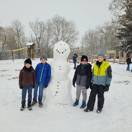 Jungen der Klassenstufen 3 und 4 errichten Riesenschneemann