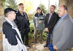 Henrik Schwalbe (Fachdienst Tiefbau und Umwelt), Wolf Nordhaus und Gabriele Janke (Forstamt Paulinzella), Hans-Heinrich Tschoepke (Mitglied des Stadtrates) und Bürgermeister Jörg Reichl (BfR) (v.l.n.r.)