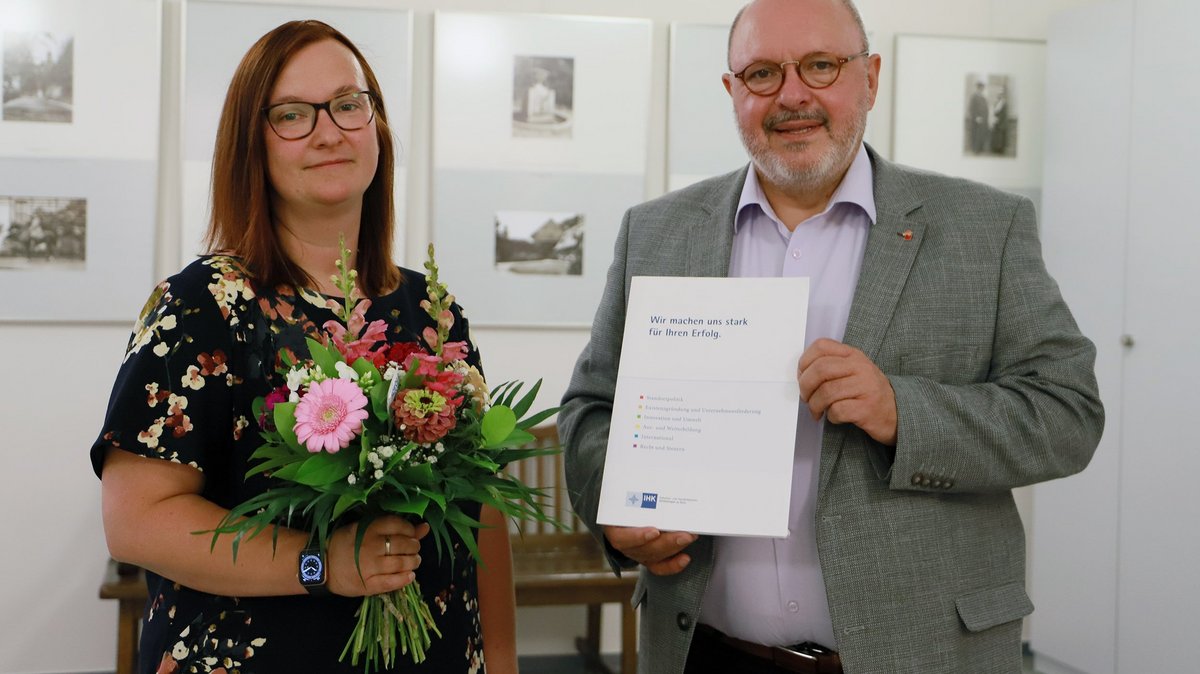 Bürgermeister Jörg Reichl übergibt Daniela Hause-Märten ihr IHK-Zeugnis des erfolgreich abgeschlossenen Ausbilder-Lehrgangs. Foto: Michael Wirkner