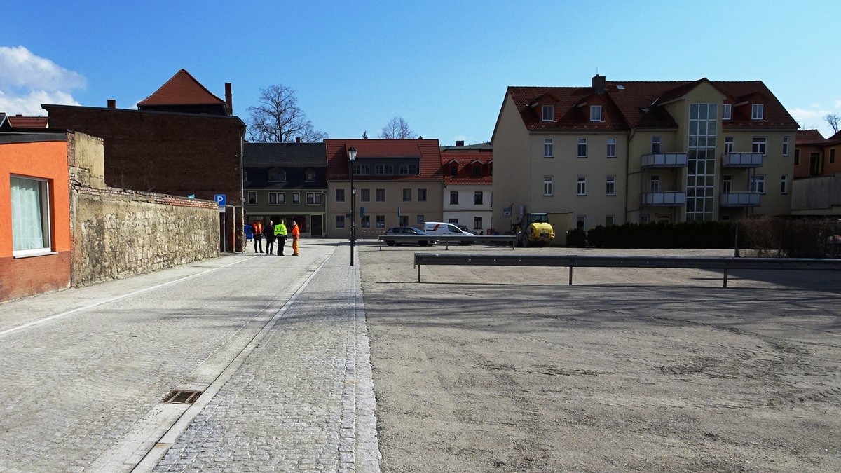 Die sanierte Straße Hinter der Mauer und die anliegenden Parkplätze sind jetzt zur Nutzung freigegeben. Foto: Frank M. Wagner