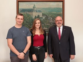 Die neuen Auszubildenden Thomas Melior und Anna Riedl zusammen mit Bürgermeister Jörg Reichl zum Ausbildungsstart. Foto: Alexander Stemplewitz