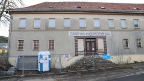 Der Rückbau des ehemaligen Gasthauses „Im Weintal“ in Schaala steht unmittelbar bevor. Foto: Alexander Stemplewitz