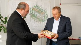 Bürgermeister Jörg Reichl zur Verabschiedung des Geschäftsführers der STFG Victor Kudryavtsev. Foto: Alexander Stemplewitz