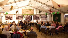 Dieses Jahr fand der traditionelle WiPo-Frühschoppen im erstmals auf dem Vogelschießen vertretenen Gastro-Zelt "Brömels Sommerfrische" statt. Foto: Alexander Stemplewitz