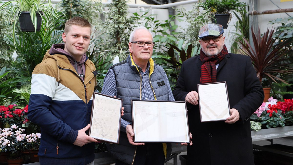 Martin Dornheim vom Bereich Gewerbe (l.) und Bürgermeister Jörg Reichl (r.) gratulieren Klaus-Dieter Zimmermann. Foto: Michael Wirkner