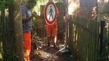 Mitarbeiter des Bauhofes sperren den gefährdeten Bereich des Röhrenweges. Foto: SV Rudolstadt