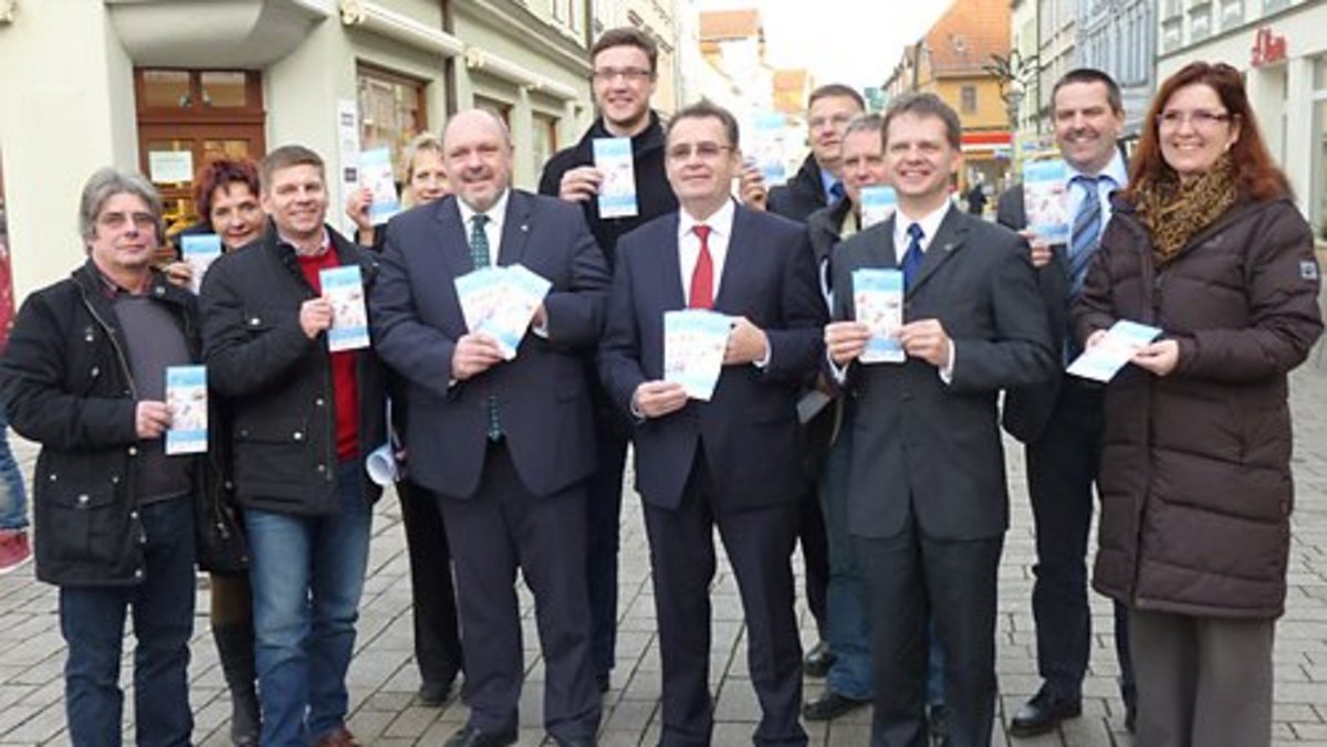 Die Unterzeichner des Kooperationsvertrages zur Innenstadtinitiative in der Fußgängerzone und Hauptgeschäftsstraße Rudolstadts, die es weiter zu beleben gilt. Foto F. M. Wagner