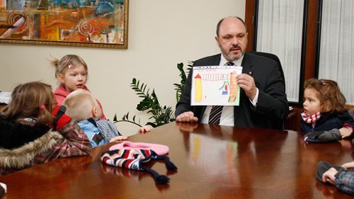 Bild: Kindergartenkinder zu Besuch beim Bürgermeister