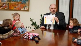 Bild: Kindergartenkinder zu Besuch beim Bürgermeister