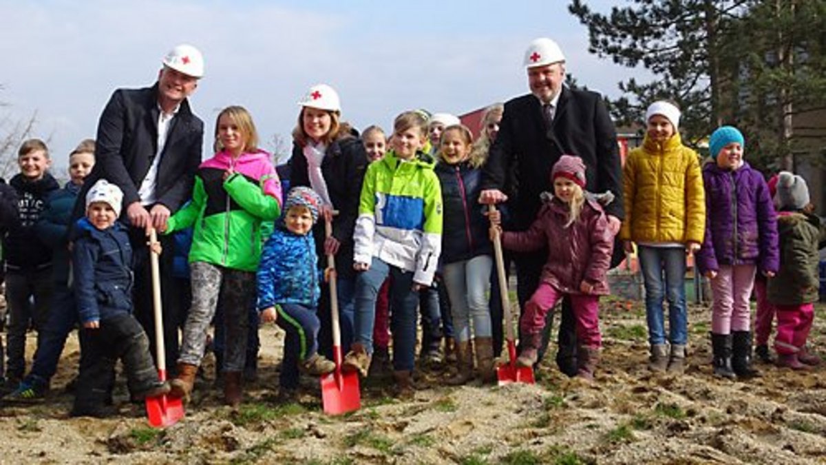 Mattias Schmidt, Vorstandvorsitzender des DRK-Kreisverbandes, Carola Niklas vom Architekturbüro Zapfe und Bürgermeister Jörg Reichl (v.l.) mit kleinen "Spatenpaten" auf dem Gelände der zukünftigen KiTa beim Spatenstich. Foto: F.M. Wagner