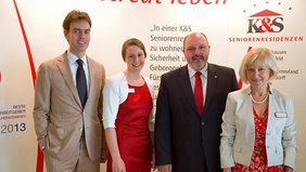 Vorstandsmitglied von K & S Ulrich Krantz, die Leiterin der Seniorenresidenz Cumbach Claudia Wagner, Rudolstadts Bürgermeister Jörg Reichl und die K & S-Regionalleiterin für Thüringen Heidrun Schönfeld während der Feierlichkeiten in Cumbach