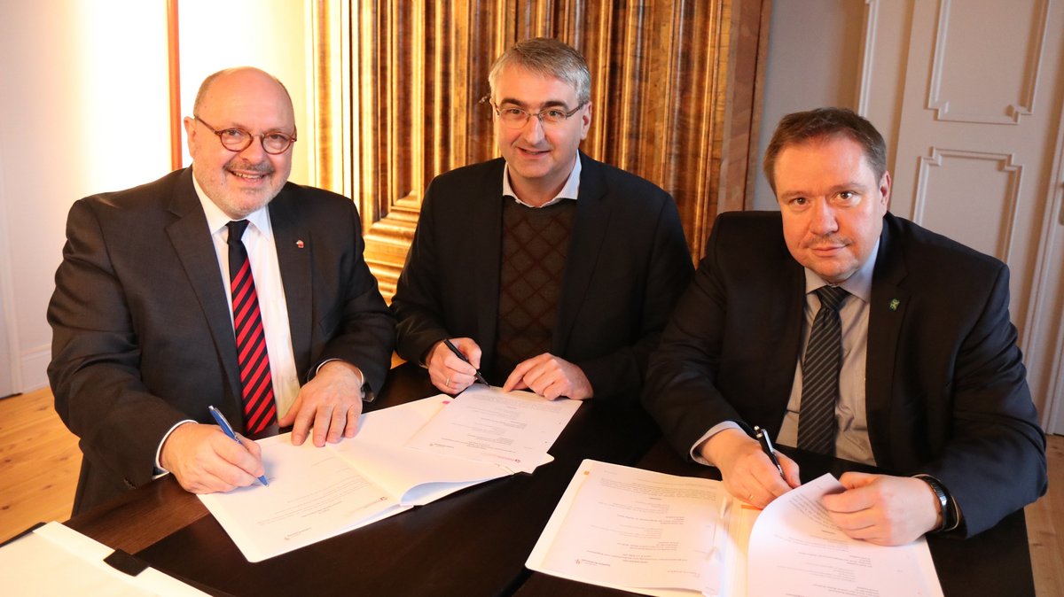 Die Bürgermeister von Rudolstadt und Saalfeld sowie der Landrat bei der Unterzeichnung.