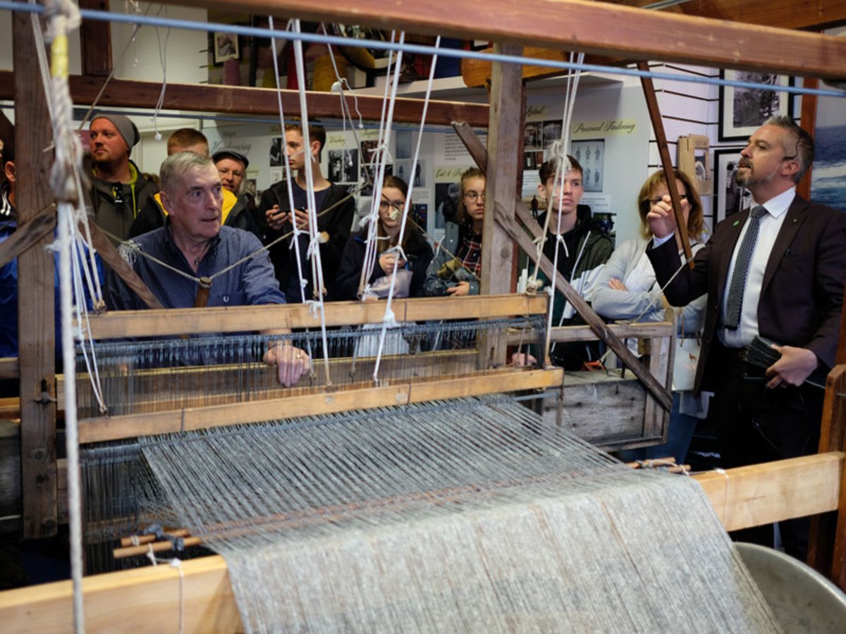 Vorführung am Webstuhl in der Tweedfabrik MAGEE in Donegal.