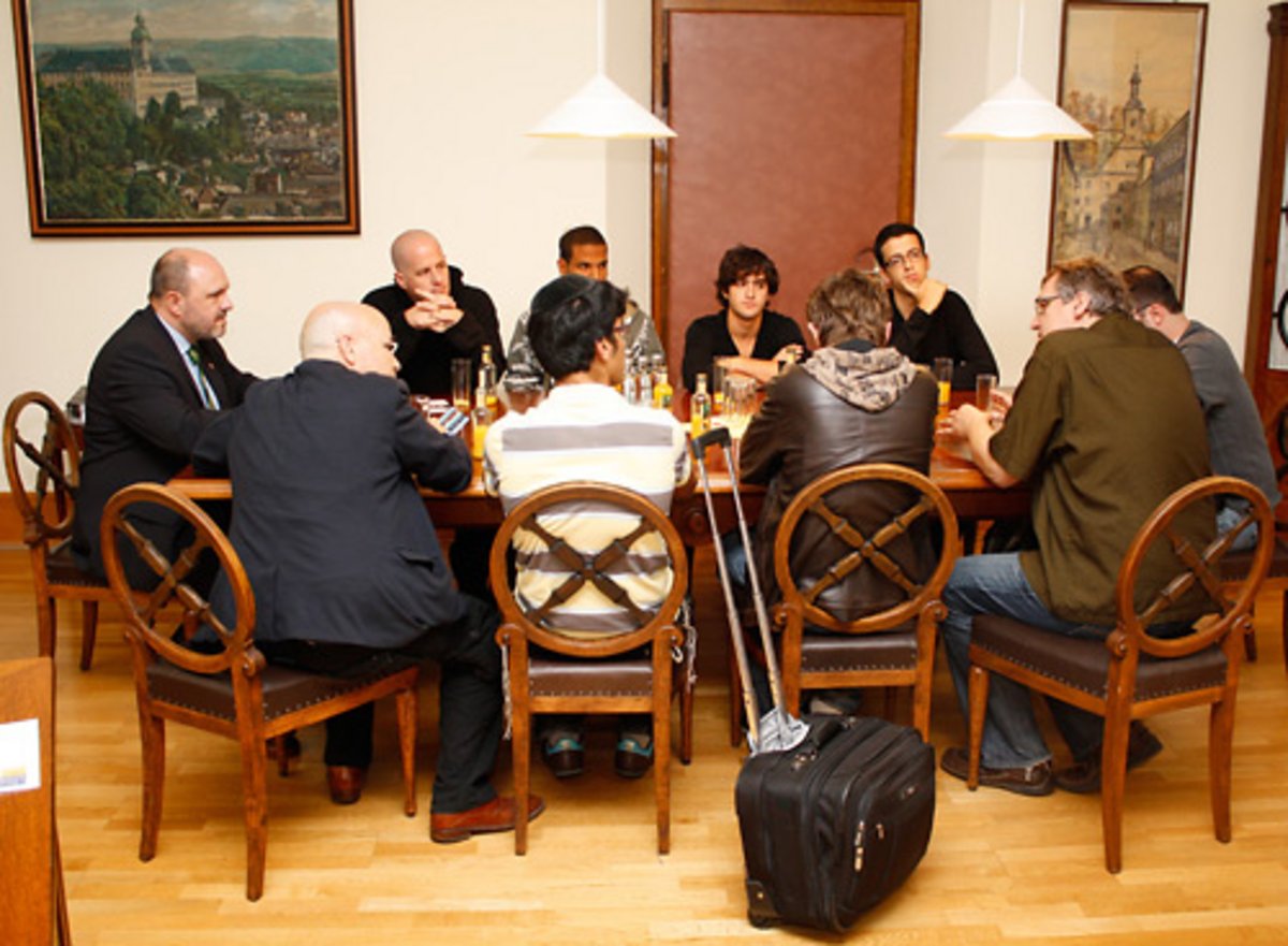 Bürgermeister Jörg Reichl und Veranstaltungsreferent Frank Grünert bei der Begrüßung des "The Performing Arts Studio" mit Schauspieldirektor Yoram Loewenstein (2.von rechts) aus Tel Aviv im Rathaus Rudolstadt
