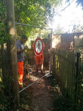 Mitarbeiter des städtischen Bauhofes sperren den Röhrenweg im September 2016. Foto: Stadt Rudolstadt