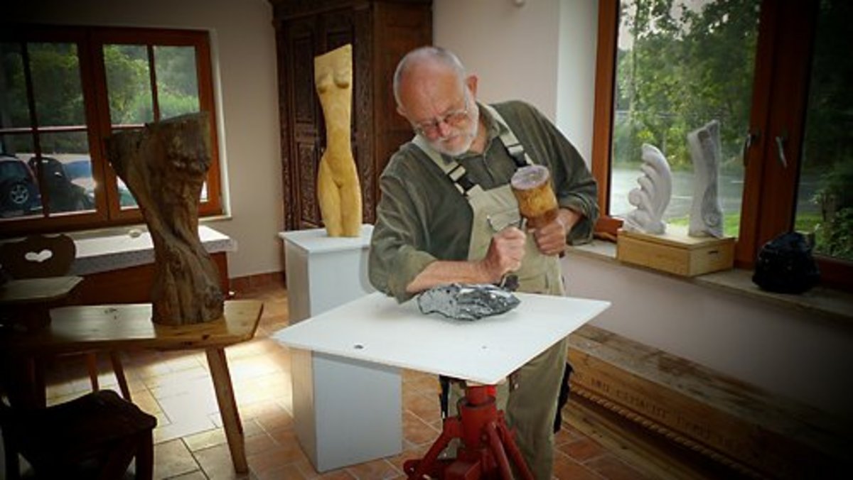 Foto: Bildhauer Erich Becker in seinem Atelier