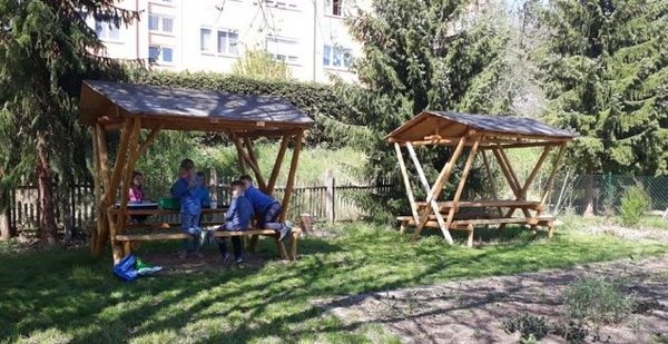 Sitzraufen im Schulgarten