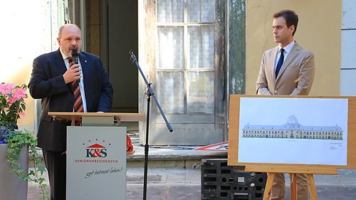 Bürgermeister Jörg Reichl und Vorstandsmitglied von K&S Ulrich Krantz während des offiziellen Baubeginns an der Orangerie in Cumbach. Foto: Alexander Stemplewitz