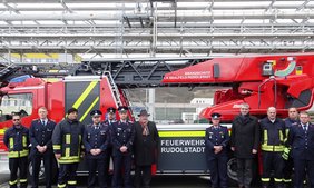 Die Kameraden der FFW Rudolstadt freuen sich mit Landrat und Bürgermeister über ihr neues Drehleiter-Fahrzeug. Foto: Frank M. Wagner