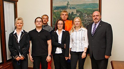 Foto: Personalchefin Katrin Ludwig, Sebastian Silge, David Meyer, Theres Krause, Tom Imal, Isabell Schuricht zusammen mit Bürgermeister Jörg Reichl (v.l.n.r.)