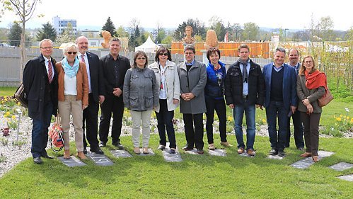 Die Rudolstädter Delegation mit Freunden aus Bayreuth zur Eröffnung der Landesgartenschau im Garten-Bereich "Klassisches Intermezzo".  Foto: Alexander Stemplewitz