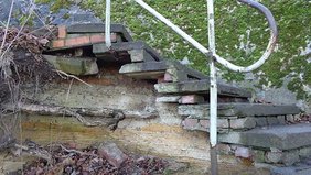 Schäden an der Treppenanlage unterhalb der Bereitschaftspolizei in Cumbach. Archiv-Foto: Christian Hartung/Sachgebiet Straßen und Brücken